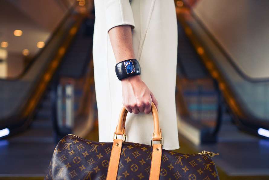 fashion-woman-cute-airport-large.jpg