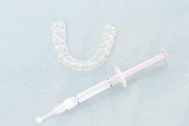 spectrophotometer-tooth-whitening-2.jpg